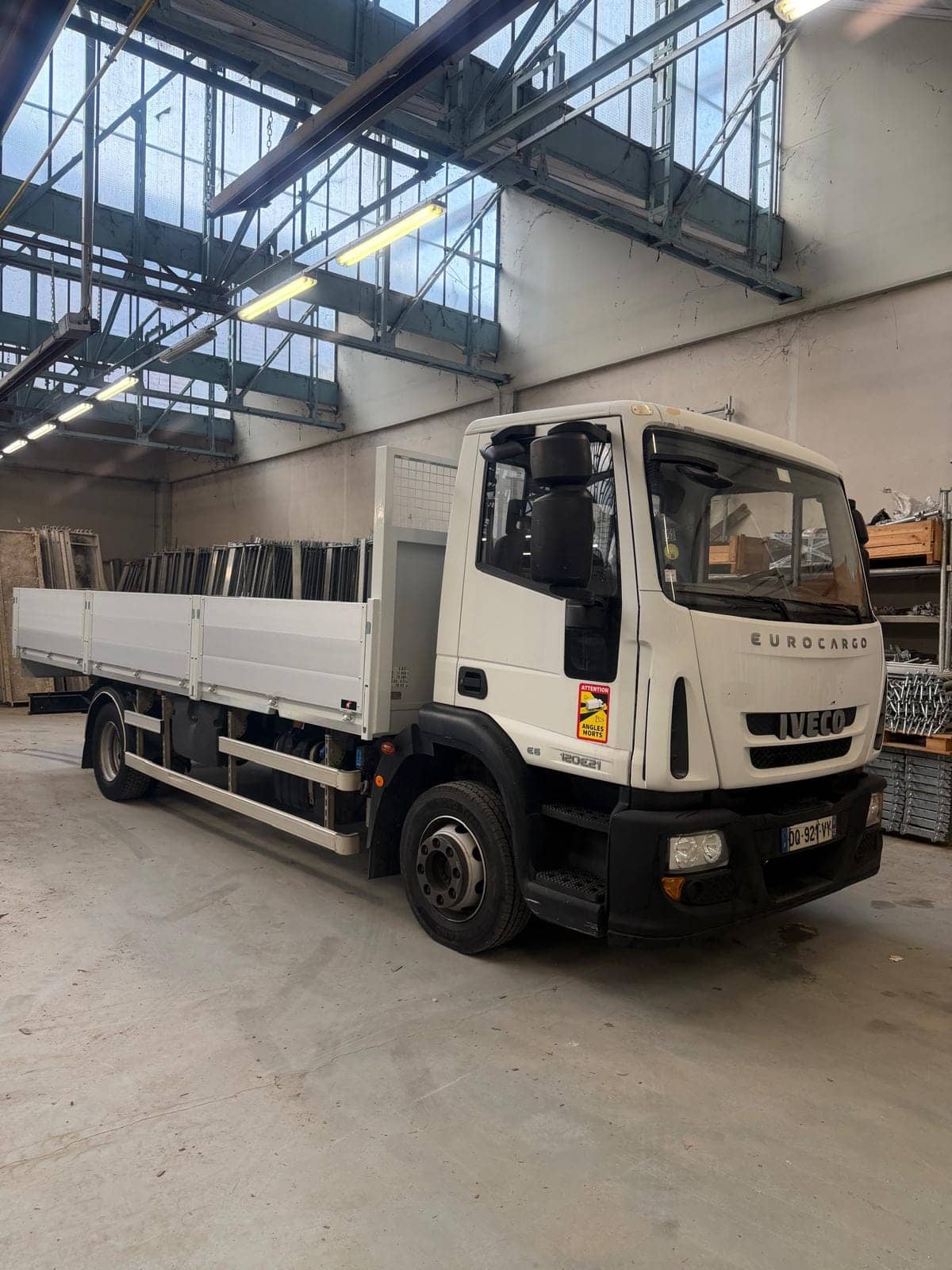 Camion de transport et matériel d'échafaudage dans l'atelier Loc-Echafaudages