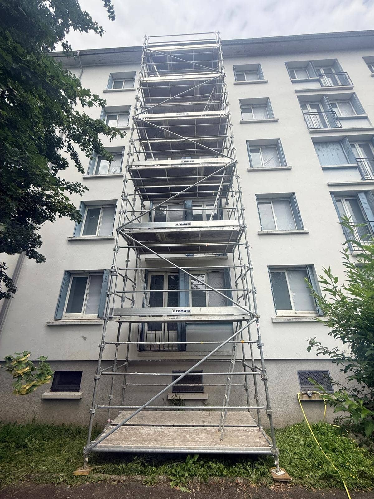 Tour d'échafaudage le long d'une façade d'immeuble - chantier Loc-Echafaudages
