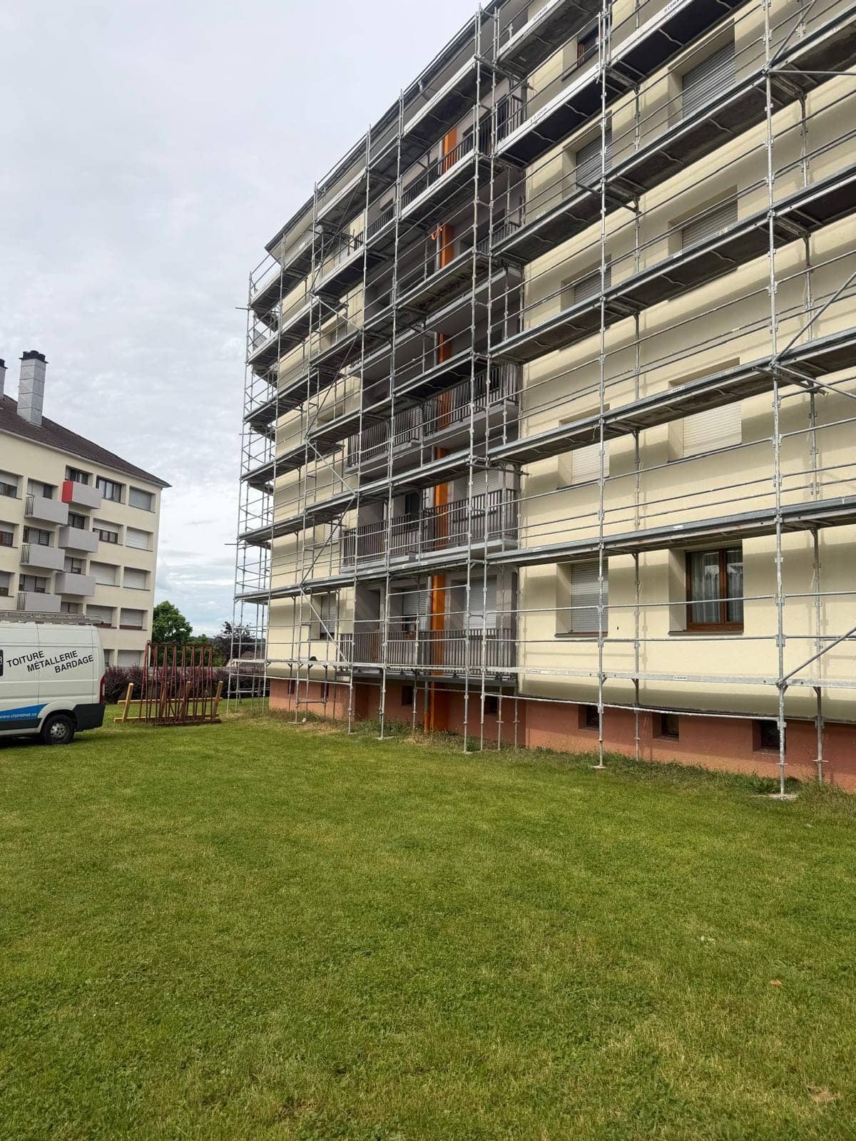 Échafaudage de ravalement de façade sur immeuble - Loc-Echafaudages