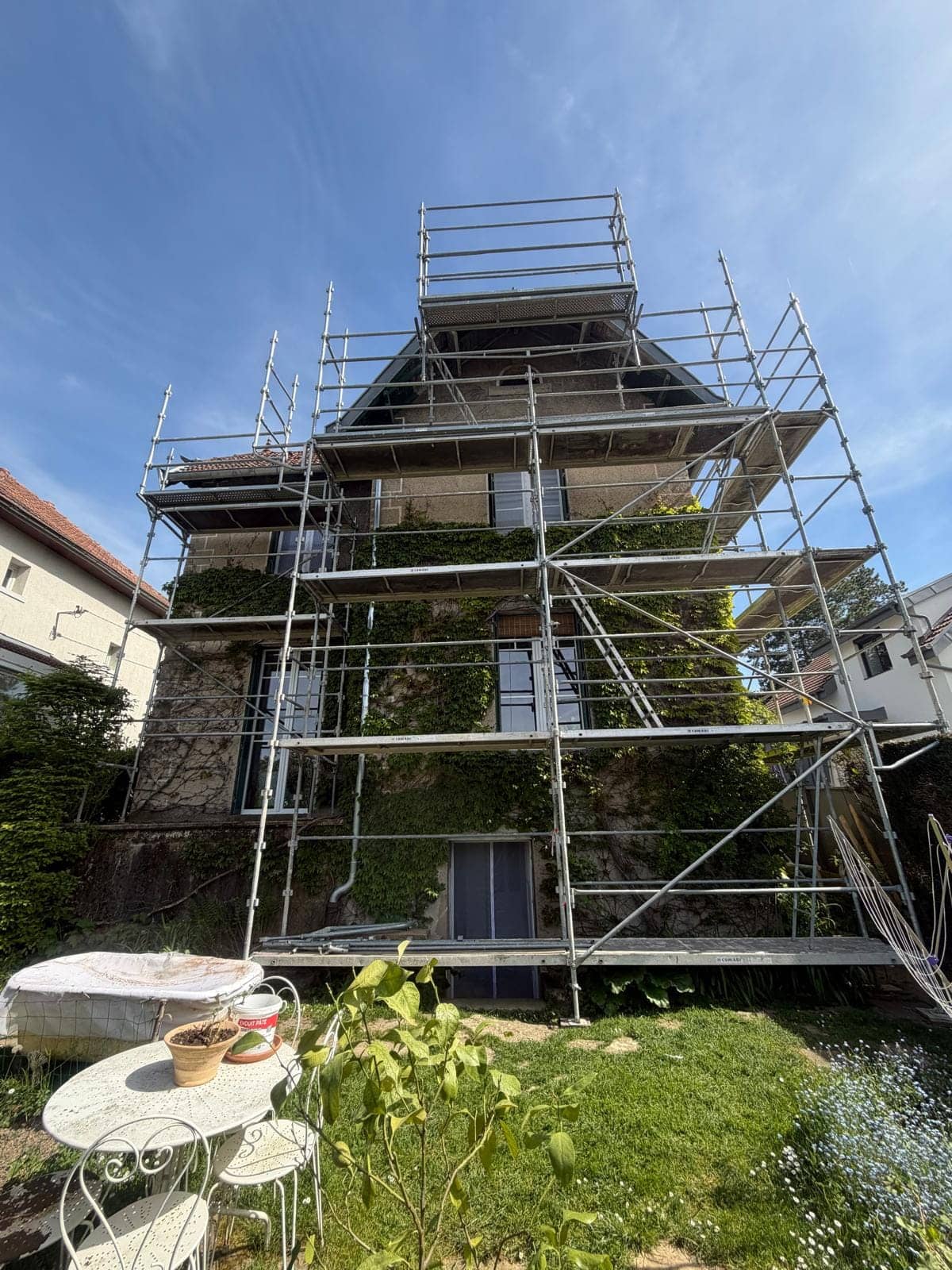 Échafaudage monté autour d'une maison pour ravalement de façade - Loc-Echafaudages