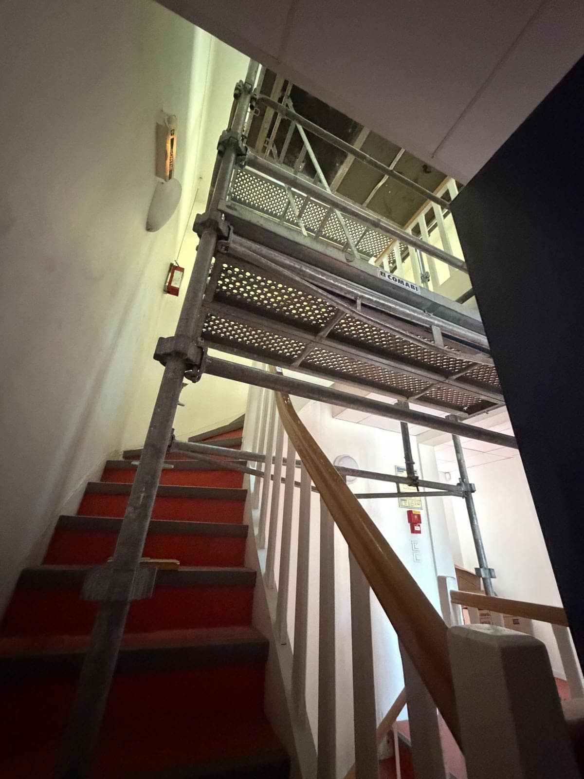 Tour d'échafaudage en intérieur dans une cage d'escalier - Loc-Echafaudages