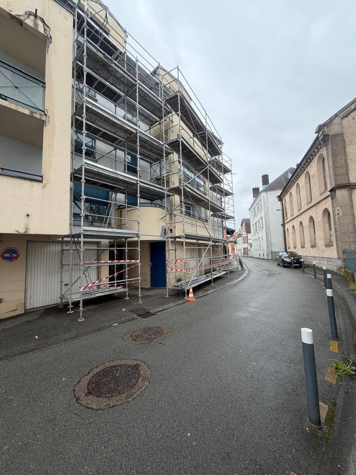 Échafaudage de façade en centre-ville - chantier Loc-Echafaudages