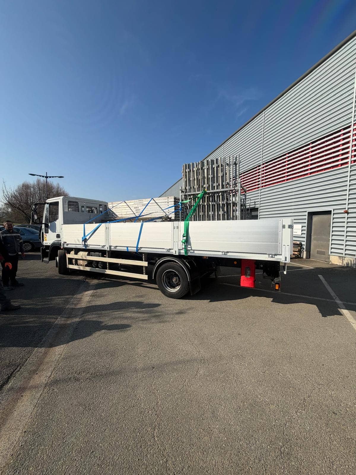 Camion chargé de matériel d'échafaudage Loc-Echafaudages