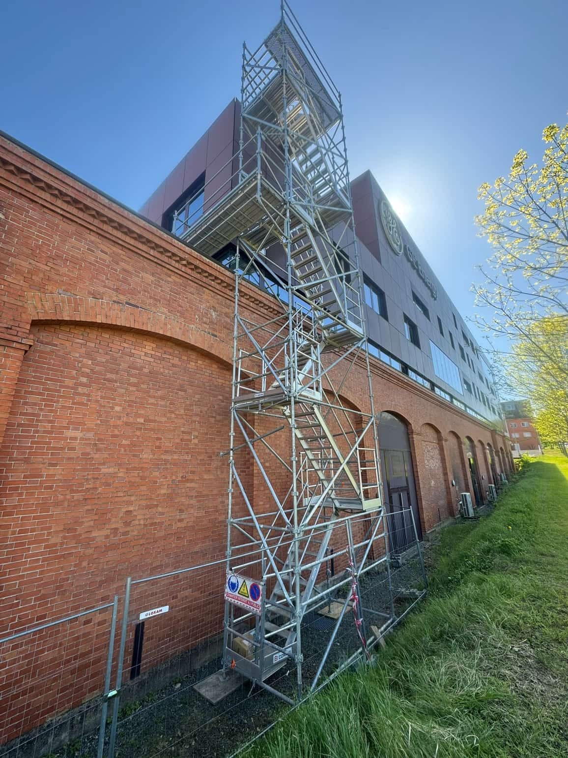 Escalier d'accès sur un chantier Loc-Echafaudages